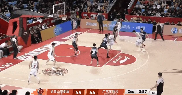 开云体育官网-张皓嘉篮下接球上空篮不进，焦泊乔二次进攻补篮打进